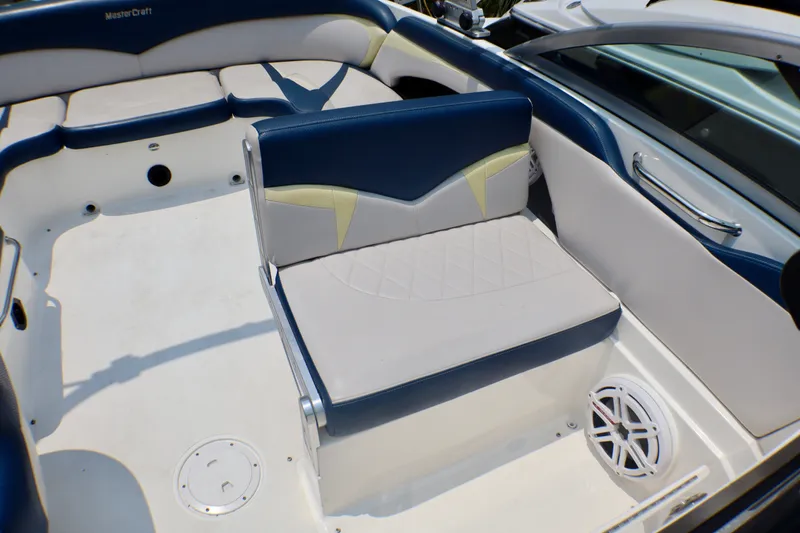 Slide: The Image of 2010 MasterCraft X-35 SS boat interior with blue and white seating. - 13