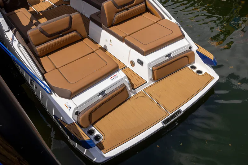 Slide: The Image of 2024 Yamaha Boats 275SE with luxurious tan seating and swim platform on water. - 17