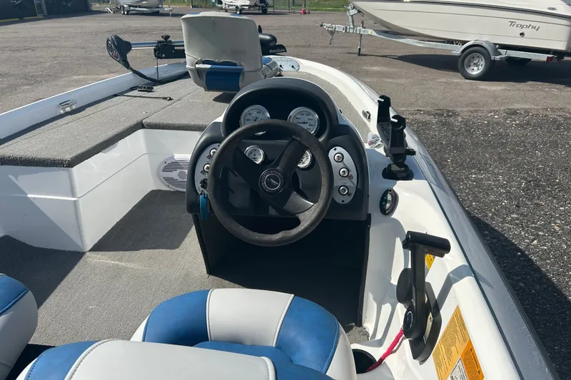 Slide: The Image of 2004 Nitro 700 LX SC boat interior with steering wheel and control panel. - 7