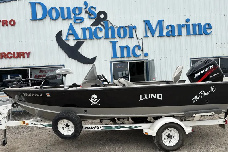 The Image of 2001 Lund Mr. Pike 16 boat on trailer at Doug's Anchor Marine Inc. - 0