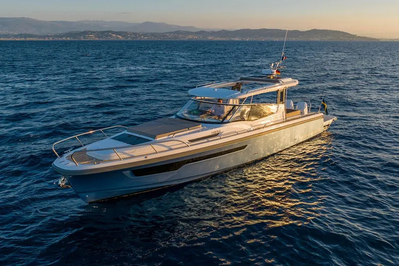 Slide: The Image of Nimbus Weekender 11 Yacht 2026 auf ruhiger See bei Sonnenuntergang. - 2
