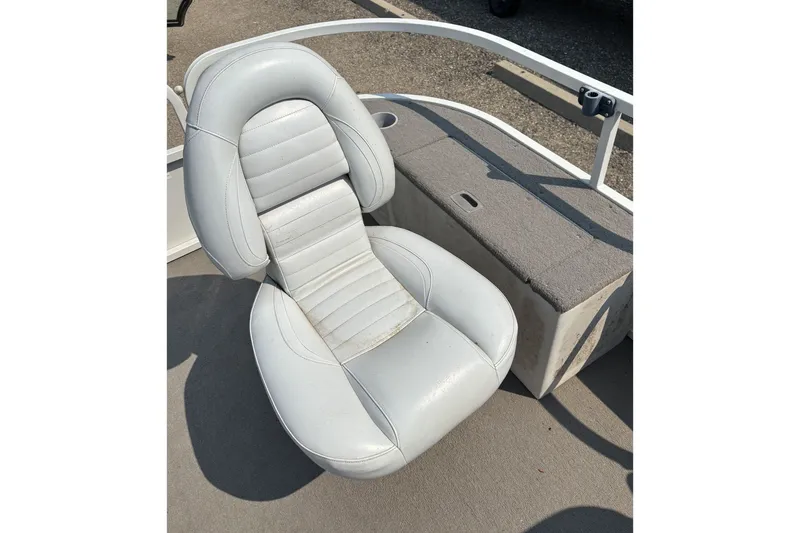 Slide: The Image of White cushioned seat on 2008 Crestliner Batata Bay 2185 boat deck. - 10