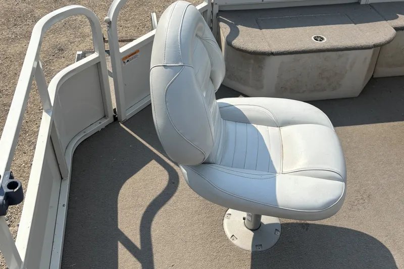 Slide: The Image of White captain's chair on 2008 Crestliner Batata Bay 2185 boat deck. - 16