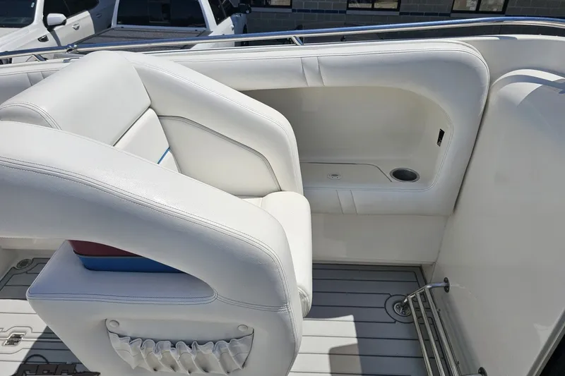 Slide: The Image of White leather seating on a 2001 Advantage 34 Offshore boat deck. - 51
