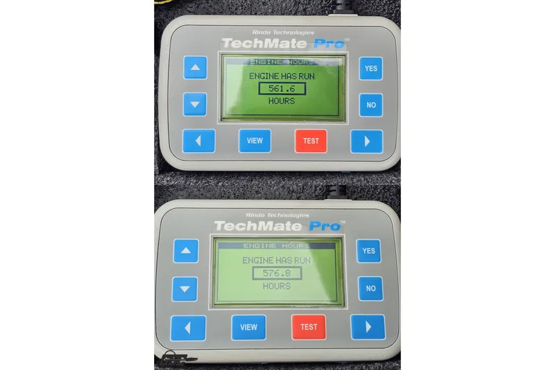 Slide: The Image of TechMate Pro displays engine hours for 2007 Sunsation 32 Dominator: 561.6 and 576.8 hours. - 103