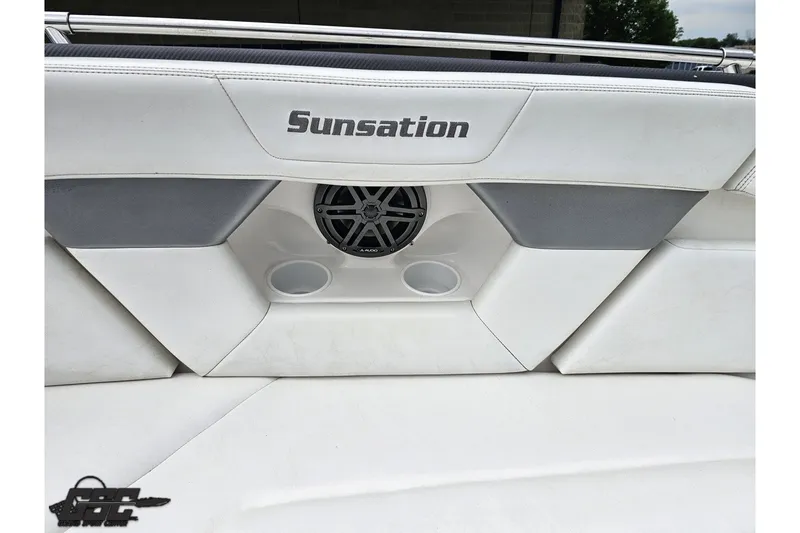 Slide: The Image of 2007 Sunsation 32 Dominator boat interior with speaker and cup holders. - 85