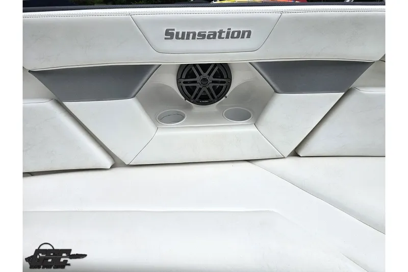 Slide: The Image of 2007 Sunsation 32 Dominator boat interior with speaker and cup holders. - 84
