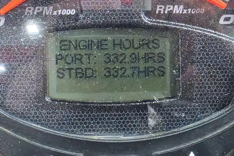 Slide: The Image of Display showing engine hours for 2014 Chaparral 307 SSX boat: Port 362.8, Starboard 362.7. - 19