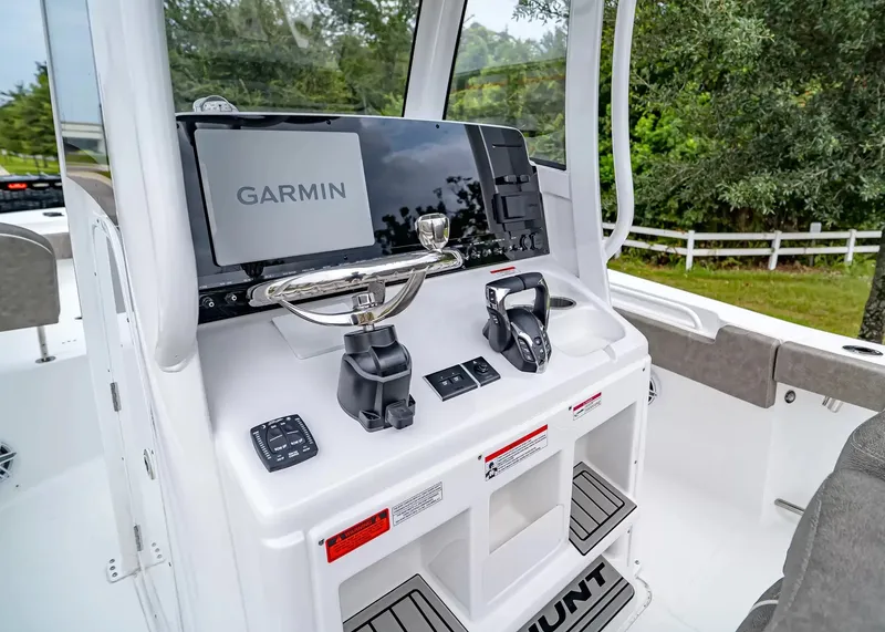 Slide: The Image of Sea Hunt Ultra 265SE 2027 - 16