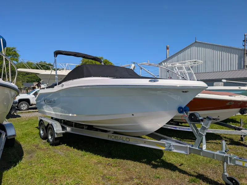 The Image of Robalo R 207 2027 - 1
