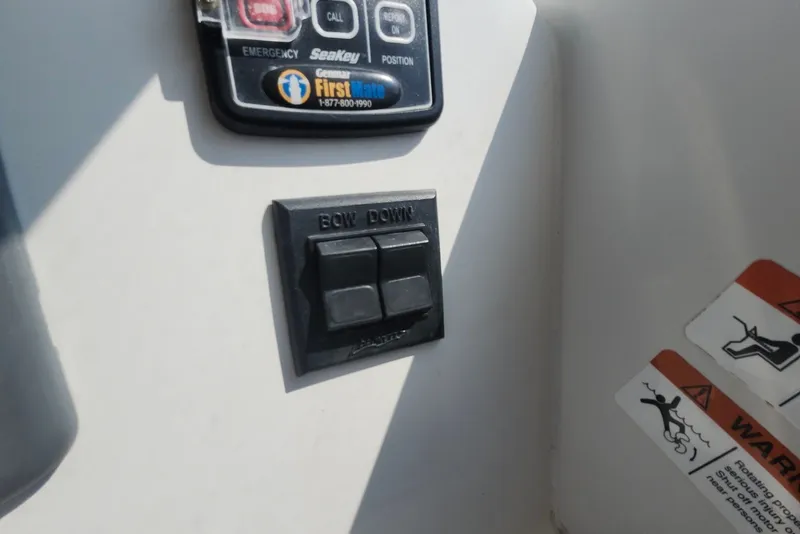 Slide: The Image of Control panel on a 2005 Seaswirl Striper 2901 Walkaround O/B boat. - 28