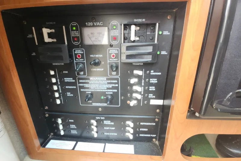 Slide: The Image of Electrical control panel of a 2005 Seaswirl Striper 2901 Walkaround O/B boat. - 33