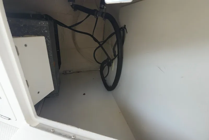 Slide: The Image of Interior compartment of a 2005 Seaswirl Striper 2901 Walkaround O/B boat. - 25