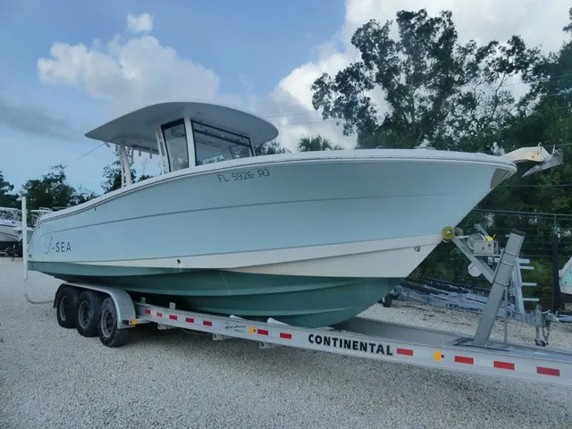 The Image of Robalo R302 Center Console 2017 - 1