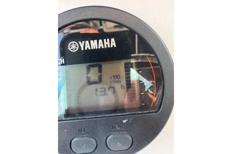 Slide: The Image of Yamaha tachometer display on 2020 Sea Hunt Ultra 211 boat, showing 137 hours. - 4