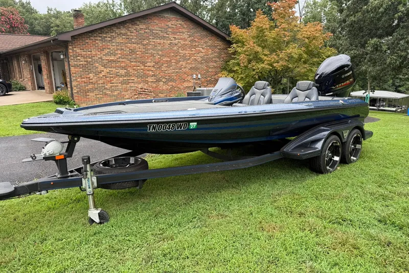 The Image of 2018 Skeeter FX20 Limited Edition boat on trailer, parked on grass near brick house. - 0