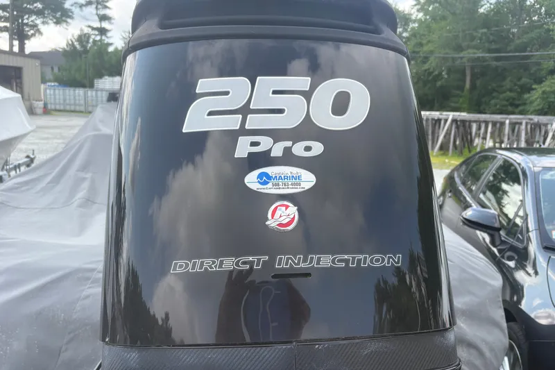 Slide: The Image of Outboard motor with "250 Pro" and "Direct Injection" labels, Nitro Z-8 DC, 2015 model. - 3