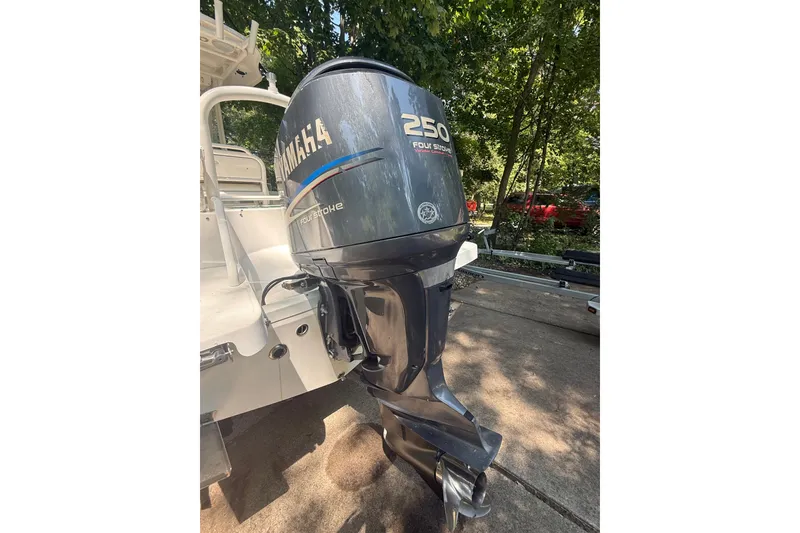 Slide: The Image of 2011 Everglades 230 Center Console with Yamaha 250 four-stroke outboard motor. - 7