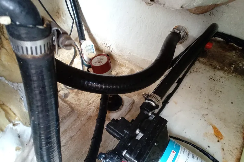 Slide: The Image of 2009 Sea Hunt Ultra 232 boat plumbing system with hoses and clamps. - 16