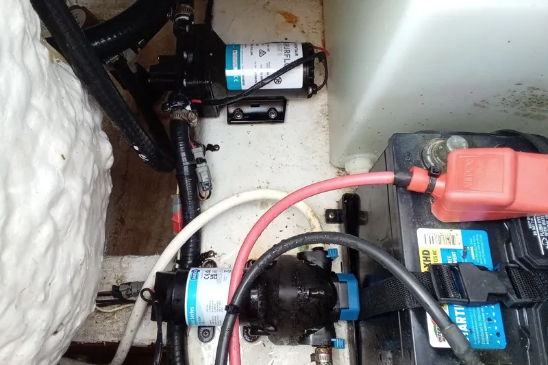 Slide: The Image of 2009 Sea Hunt Ultra 232 boat battery and pump system in engine compartment. - 15