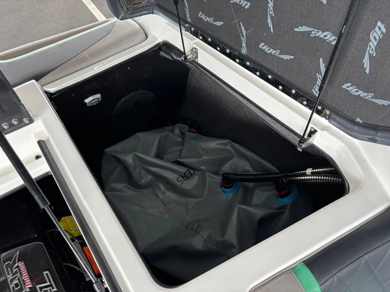 Slide: The Image of Tigé 21ZX 2020 - 3