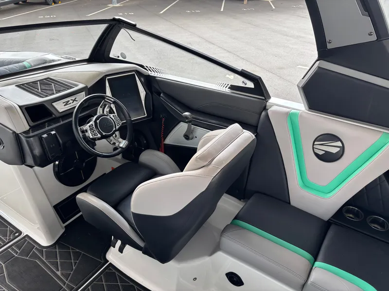 Slide: The Image of Tigé 21ZX 2020 - 10