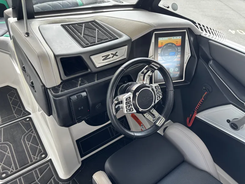 Slide: The Image of Tigé 21ZX 2020 - 13