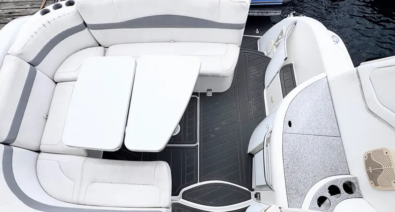 Slide: The Image of The image shows the cockpit of a 2004 Formula 40 Performance Cruiser with white and gray seating. - 4
