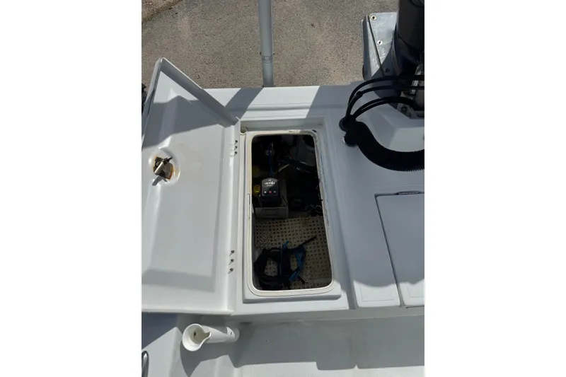 Slide: The Image of Open hatch on 2012 Shallow Sport 21 Modified V boat, revealing internal components. - 8