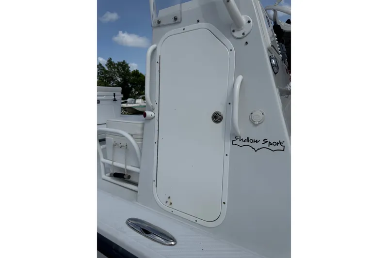 Slide: The Image of 2012 Shallow Sport 21 Modified V boat with white side panel and logo. - 33