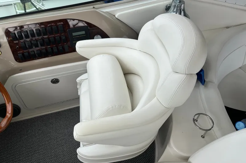 Slide: The Image of Captain's chair and control panel on 2001 Sea Ray Sundancer 460 yacht. - 33