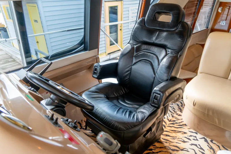 Slide: The Image of Luxurious black captain's chair in 2000 Carver 450 Voyager Pilothouse interior. - 40