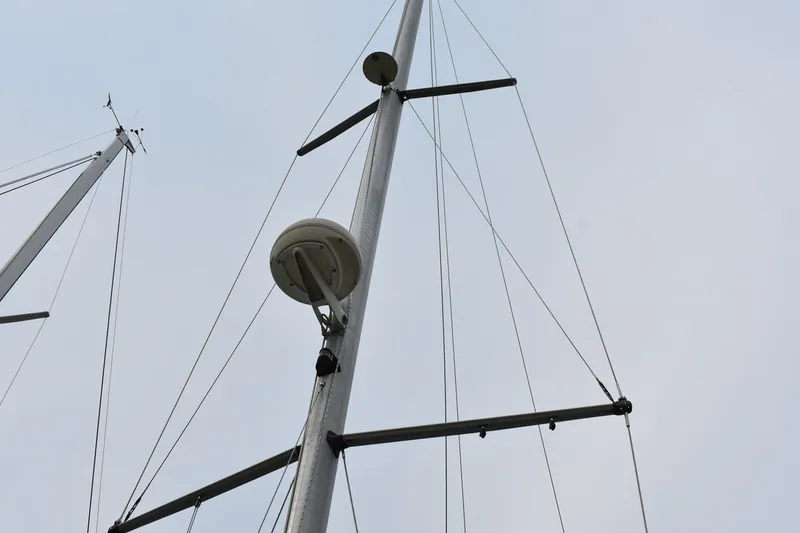 Slide: The Image of Mast and rigging of 1999 Beneteau Oceanis 36 CC sailboat against cloudy sky. - 53