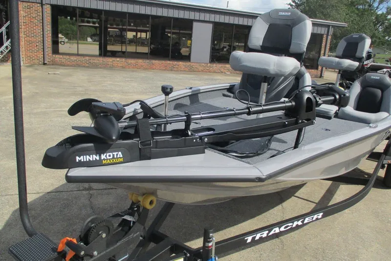 Slide: The Image of 2027 Tracker Pro Team 175 boat with Minn Kota Maxxum trolling motor. - 9