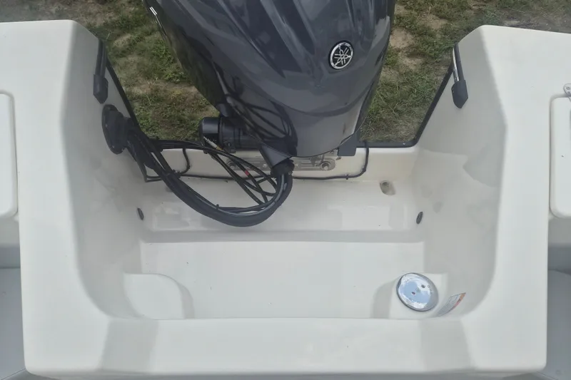 Slide: The Image of 2027 Arima Sea Ranger 21 Yellowtail Edition boat motor and transom view. - 4