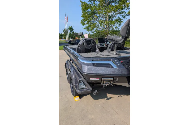 Slide: The Image of 2026 Ranger Z520R Ultra boat on display, featuring sleek design and advanced technology. - 17