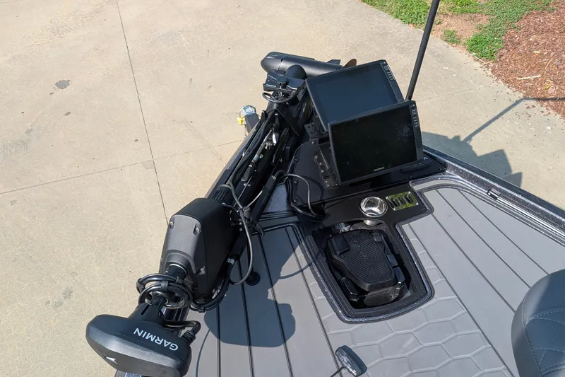 Slide: The Image of 2026 Ranger Z520R Ultra boat deck with Garmin electronics and trolling motor. - 4