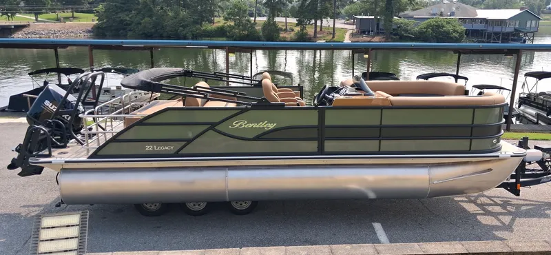 The Image of Bentley Pontoons Legacy 220 Swingback 2027 - 0