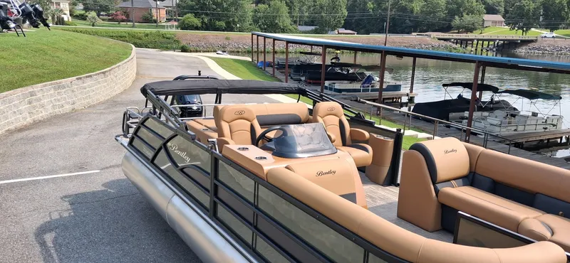 The Image of Bentley Pontoons Legacy 220 Swingback 2027 - 1