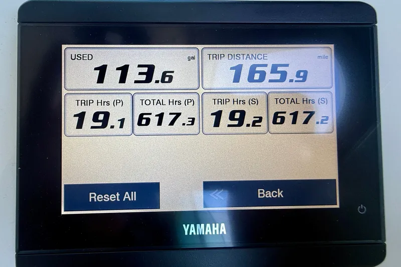 Slide: The Image of Yamaha display showing fuel usage, trip distance, and engine hours for Parker 2520 XLD Sport Cabin 2022. - 43