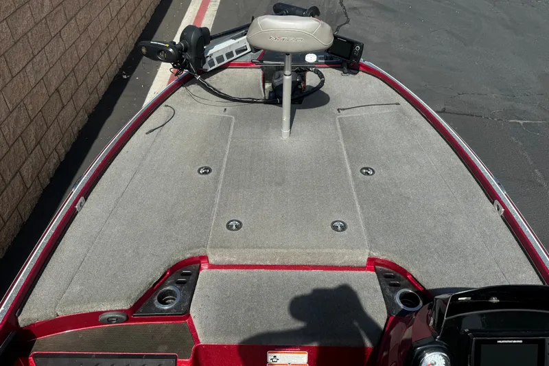 Slide: The Image of 2018 Nitro Z18 boat deck with gray carpet and mounted equipment. - 11