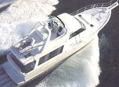 Slide: The Image of The 2000 Bayliner 4788 Pilot House Motoryacht speeds across the water. - 0