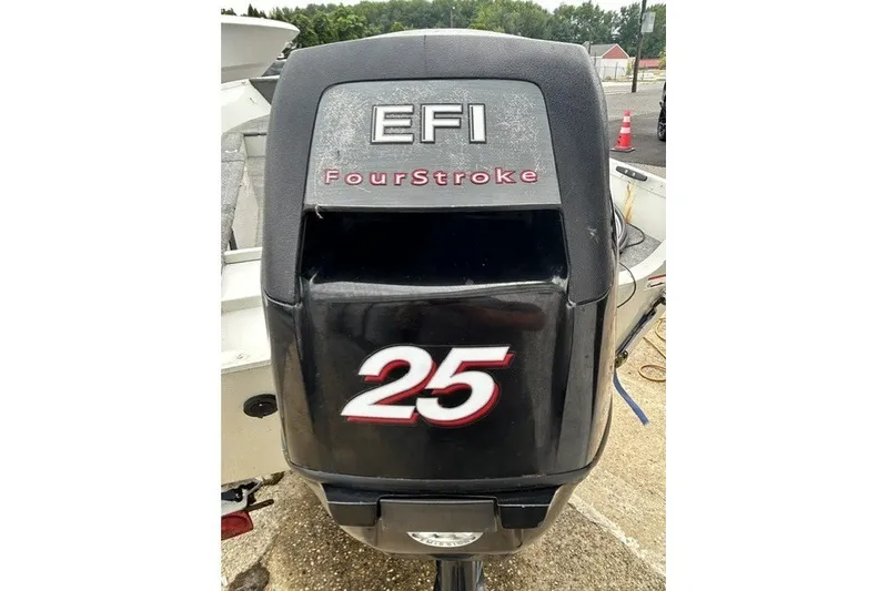 Slide: The Image of EFI FourStroke 25 outboard motor on 2010 Alumacraft Fisherman 160 CS boat. - 13