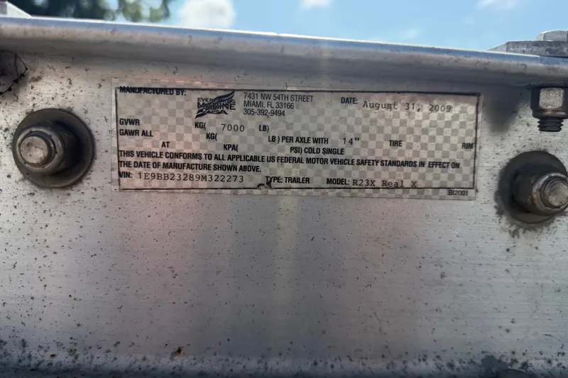 Slide: The Image of Label on a Robalo 2120 Center Console, 1999, showing vehicle specifications and VIN. - 29