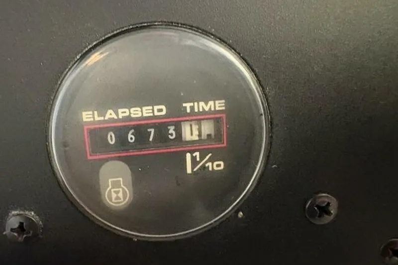 Slide: The Image of Elapsed time gauge on 1991 Carver 3067 Santego, showing 673 hours. - 23