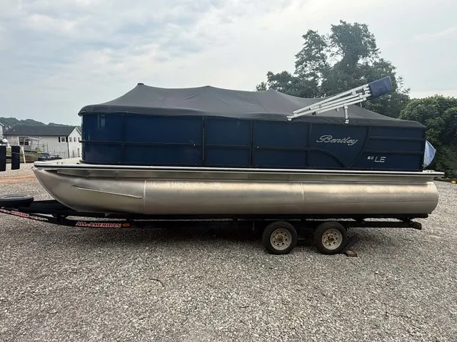Slide: The Image of Bentley Pontoons Bentley 200 Cruise 2021 - 3