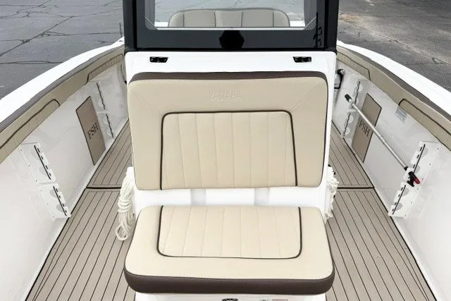 Slide: The Image of The 2024 Yamaha 255 FSH Sport H features an elegant, cushioned seat with cream-colored upholstery. - 16