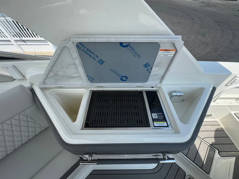 Slide: The Image of Sea Ray SLX 310 Outboard 2027 - 13