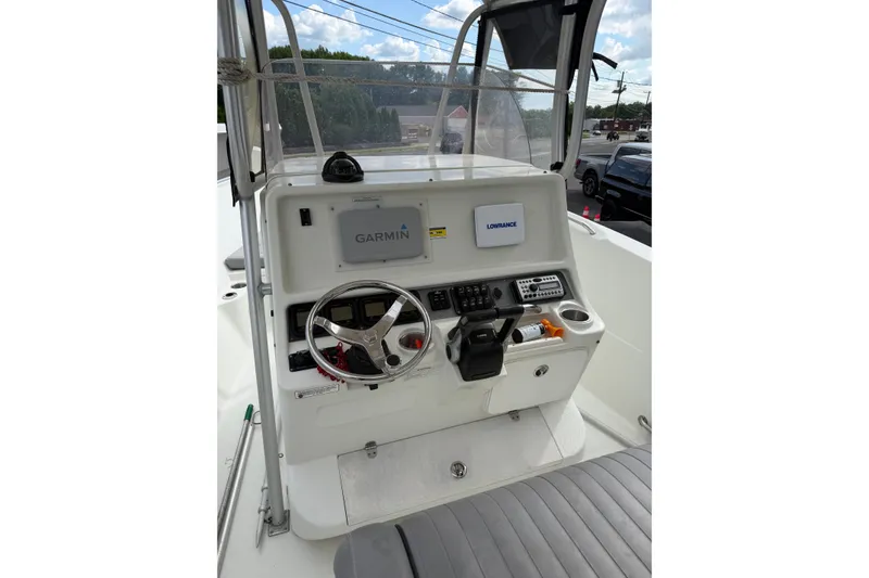Slide: The Image of 2007 Sailfish 2360 CC boat console with Garmin and Lowrance displays. - 7