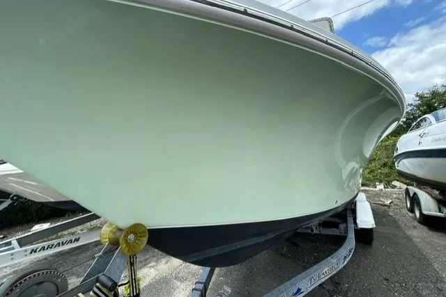 Slide: The Image of 2007 Sailfish 2360 CC boat on trailer, side view, outdoors. - 19